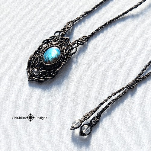 メンズにも◎　ラブラドライトのジュエリーマクラメペンダント　［金属アレルギー対応］