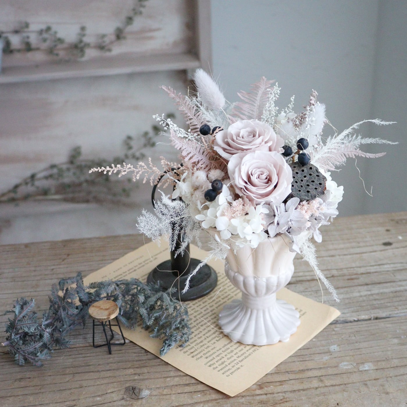 淡モーヴローズのプリザーブドフラワーアレンジ｜シャビーシックな大人