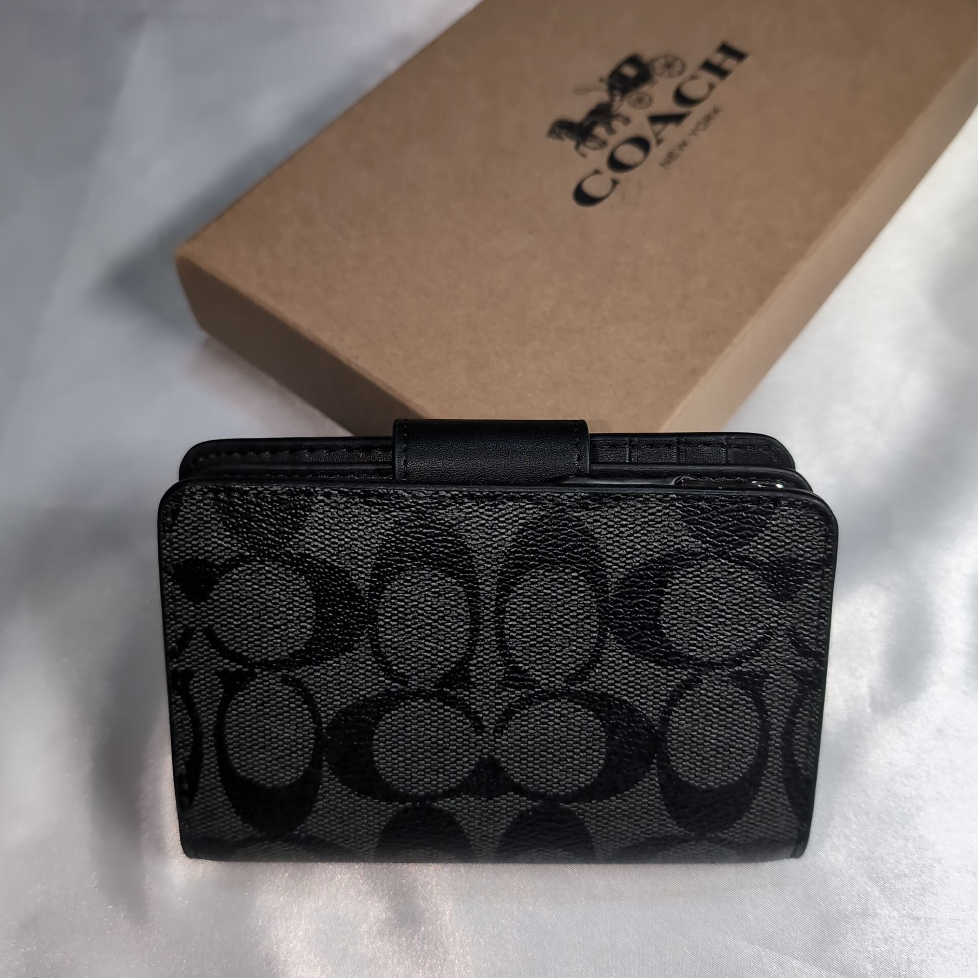ほぼ未使用 コーチ シグネチャー 型押し 2つ折り財布 ラウンドジップ ブラック コーチ COACH 財布 レディース 二つ折り財布 シグネチャー 型押し