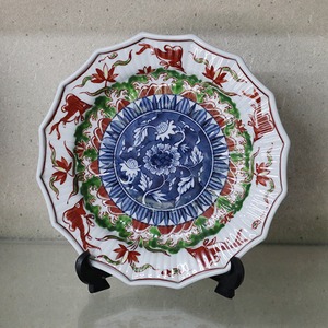 【送料無料】有田焼　亮秀窯　魚藻紋８寸皿（化粧箱・皿立付）　18-069