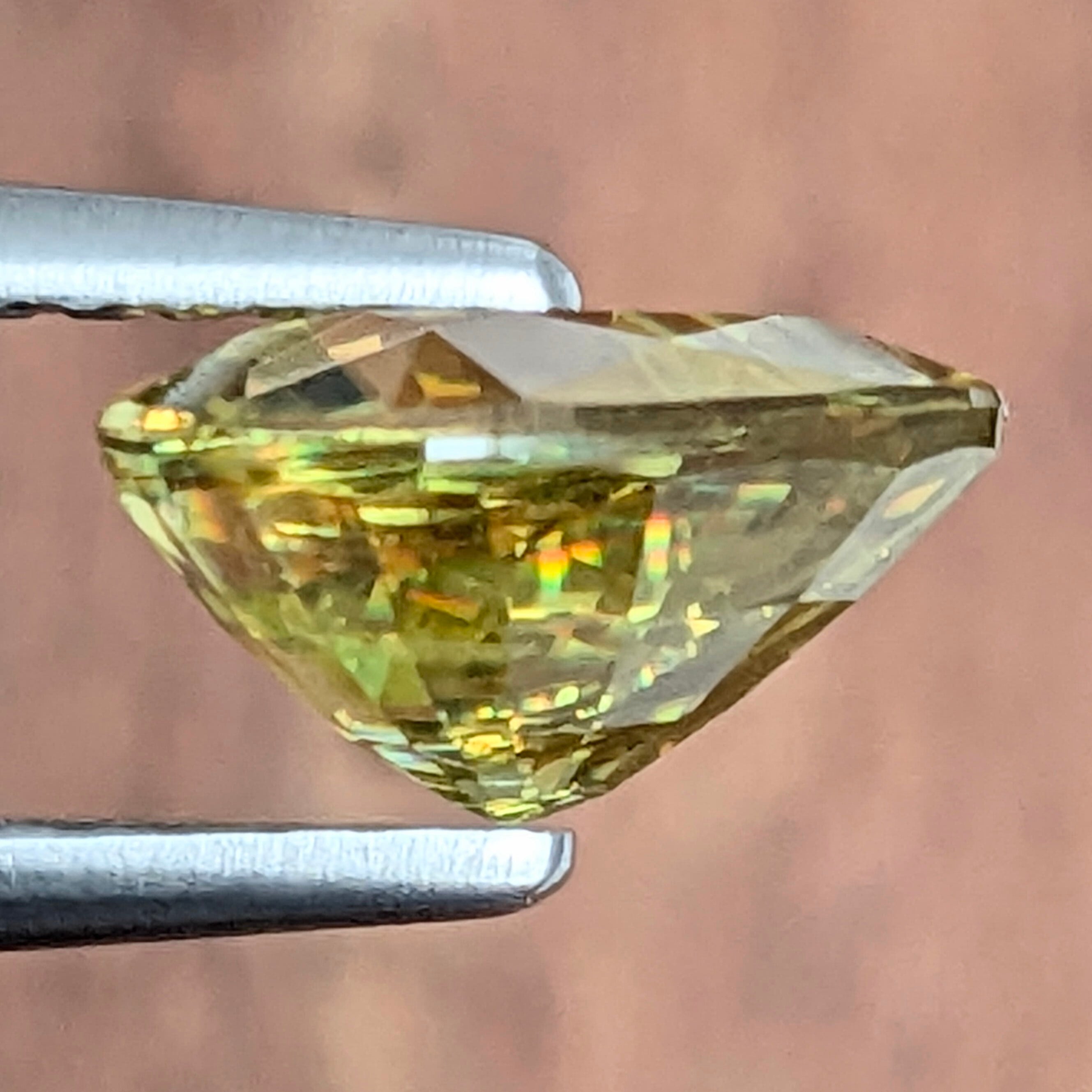 スフェーン マダガスカル産【1.64ct】PRO207649 | Gem's Subculture