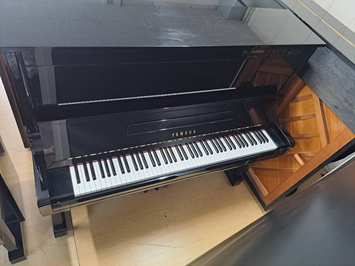 ヤマハ中古アップライトピアノHQ300原整備倉庫展示中 | 日本楽芸社 
