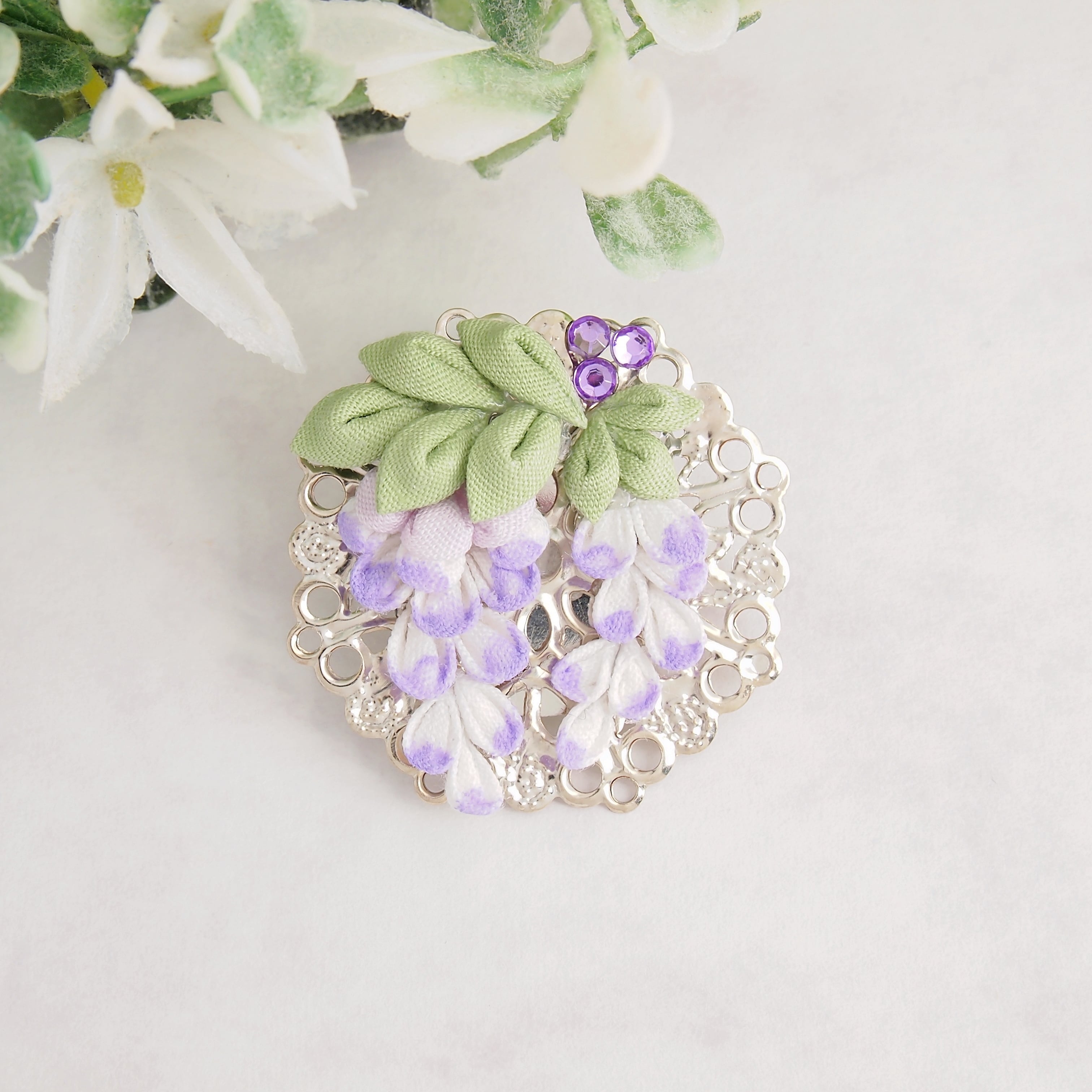 つまみ細工 藤の花のブローチ 】---フラワー/誕生日/記念日/プレゼント