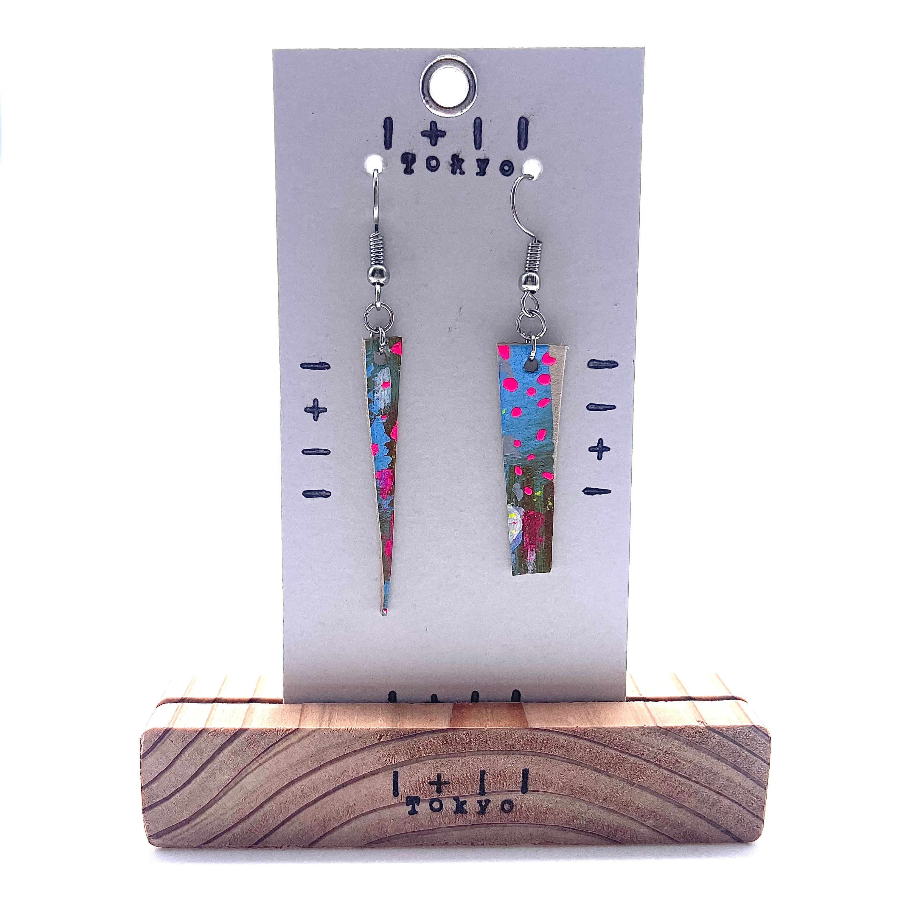 革ピアス　蛍光ピンクと水色　本革