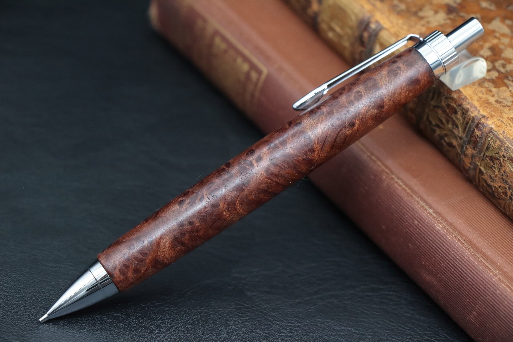 永遠に生きるという名を持つ木 レッドウッドバール 瘤杢・Pencil