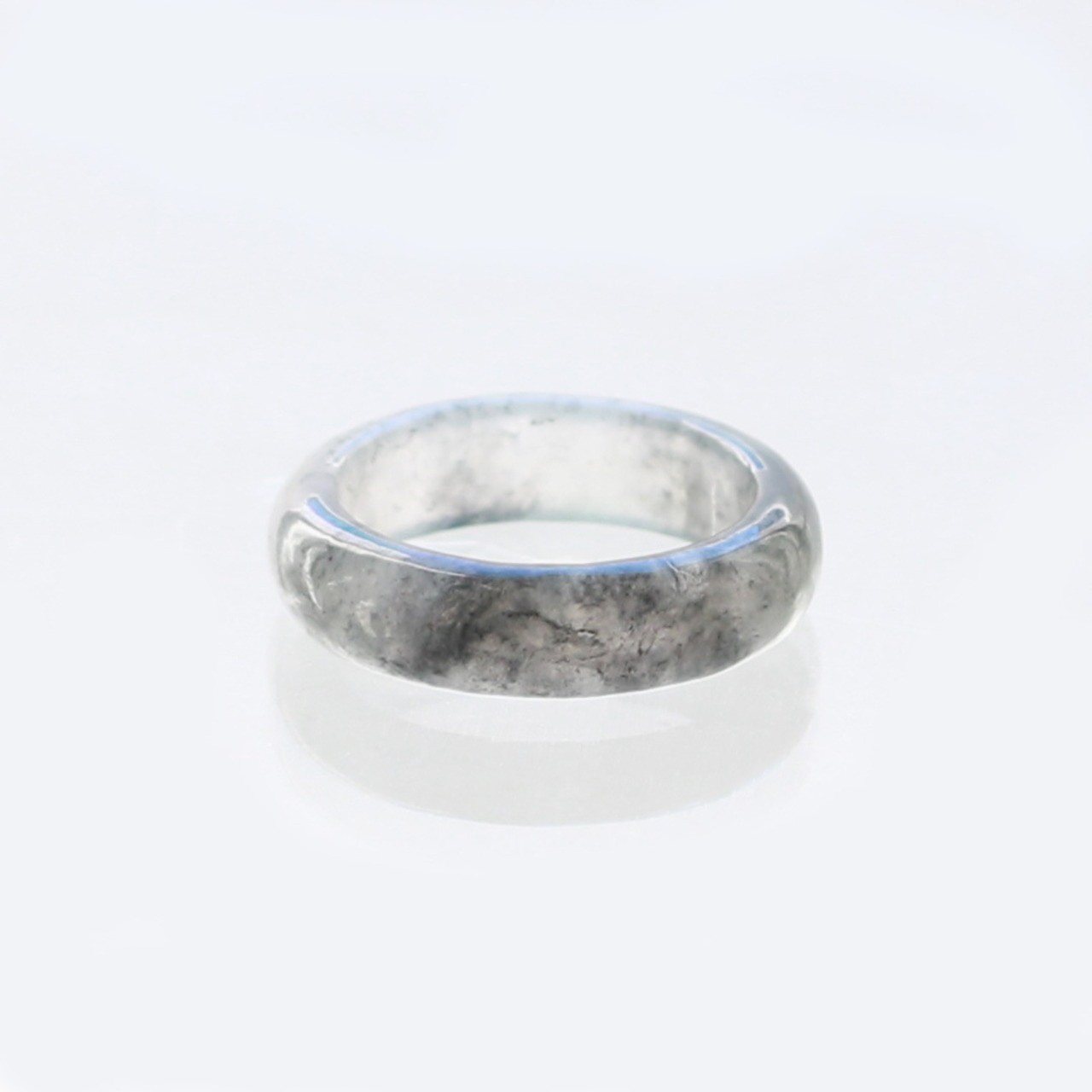 【6号】ブラックカラーの隙間からのぞかせる透明感がシックな装いにピッタリ！くりぬき甲丸リング A貨翡翠 jd_rg1735　