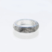 【6号】ブラックカラーの隙間からのぞかせる透明感がシックな装いにピッタリ！くりぬき甲丸リング A貨翡翠 jd_rg1735　