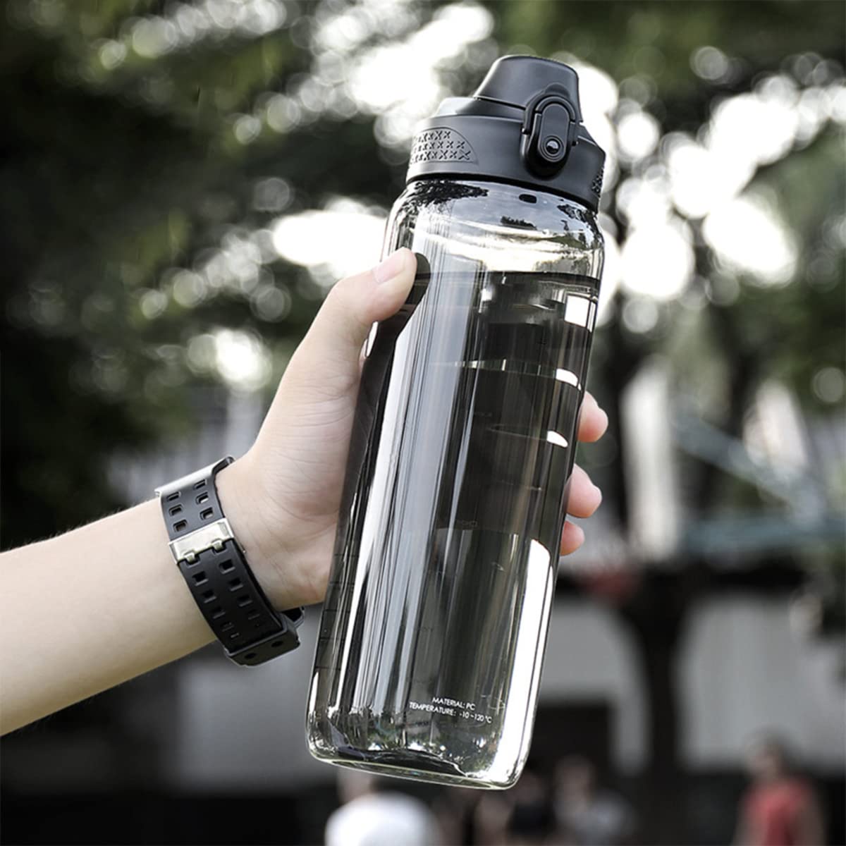【努力特価】TSQIBU ボトル 水筒 大容量 600ml 800ml 1000ml 1500ml 2000ml 超軽量 漏れ防止 携帯便利 耐熱100℃熱湯対応 アウトドア スポーツ ウォーターボトル キャンプ ハイキング 登山用 キャリーハンドル付き 大人 子ども 男女兼用 使いやすさ 片手で開けられる (2000mlBlack)