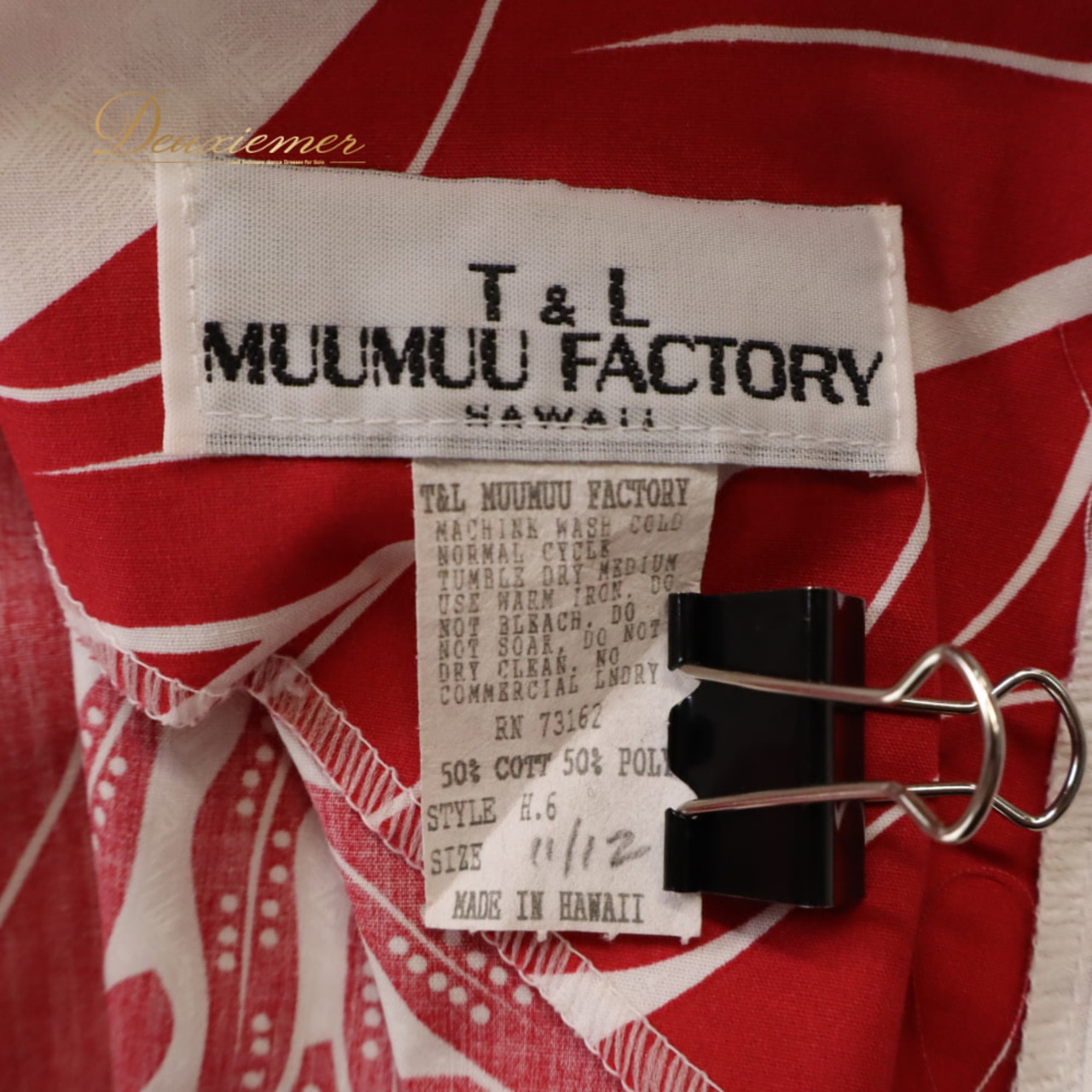 フラダンス 衣装 T&L MUUMUU FACTORY ムームーファクトリー ワンピース ドレス ホワイト系 ティアレ柄 花柄 植物柄 ハワアインプリント ハワイアン アロハ フラ ダンス レッスン 練習 ハワイアンダンス フレアスカート 白 赤 レッド系 華やか 鮮やか かわいい おしゃれ アシンメトリー