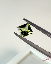Natural Peridot 1.55ct Square Puff Top Cut Loose Gemstone 天然ペリドット 1.55ct  ルース【LE-0075】