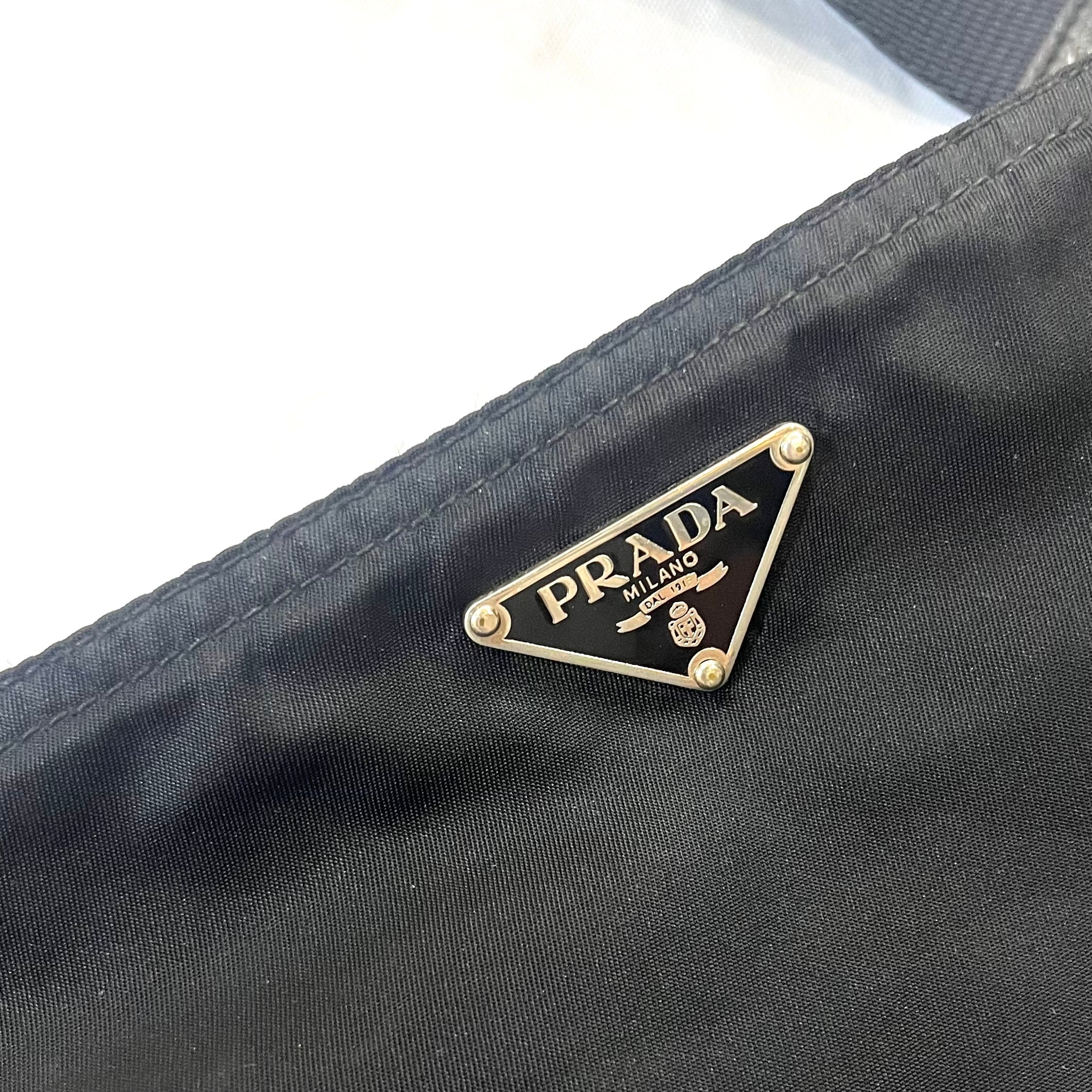PRADA】超軽量ナイロンショルダーバッグ 三角ロゴプレート ブラック