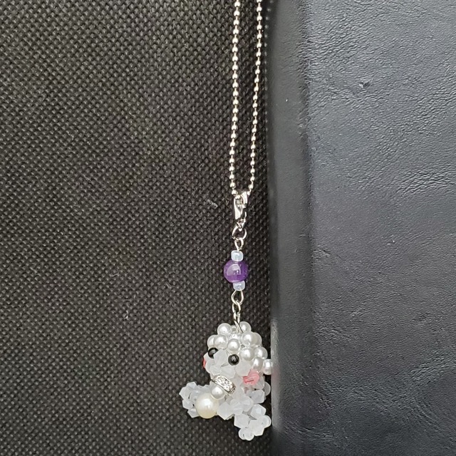 シルバニアファミリーの赤ちゃんヒツジをモチーフにした、淡水パールとアメジストのビーズアクセサリー