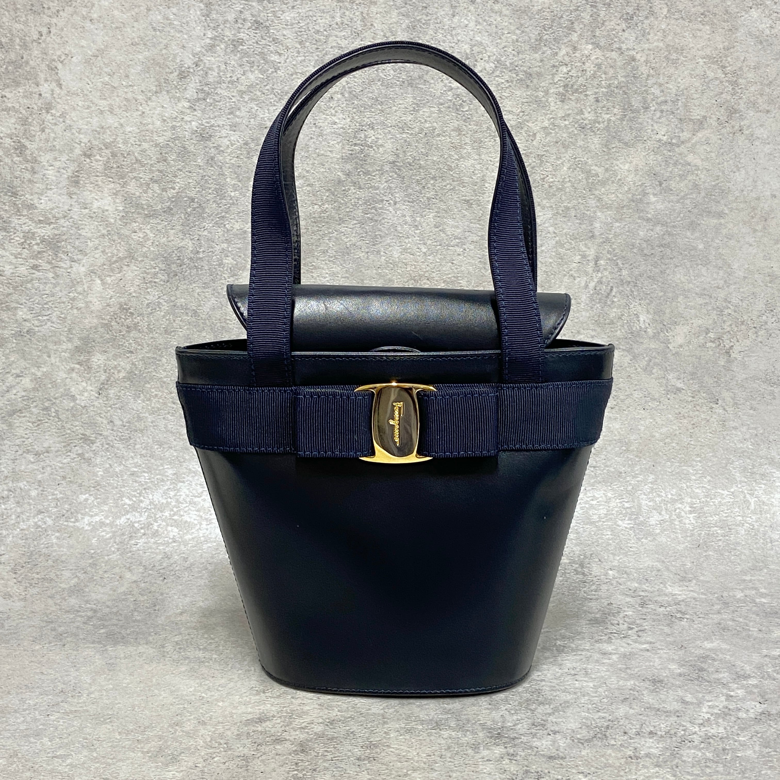 購入元【美品】 Ferragamo ショルダーバッグ　ヴァラ　ネイビー　ワンショルダー