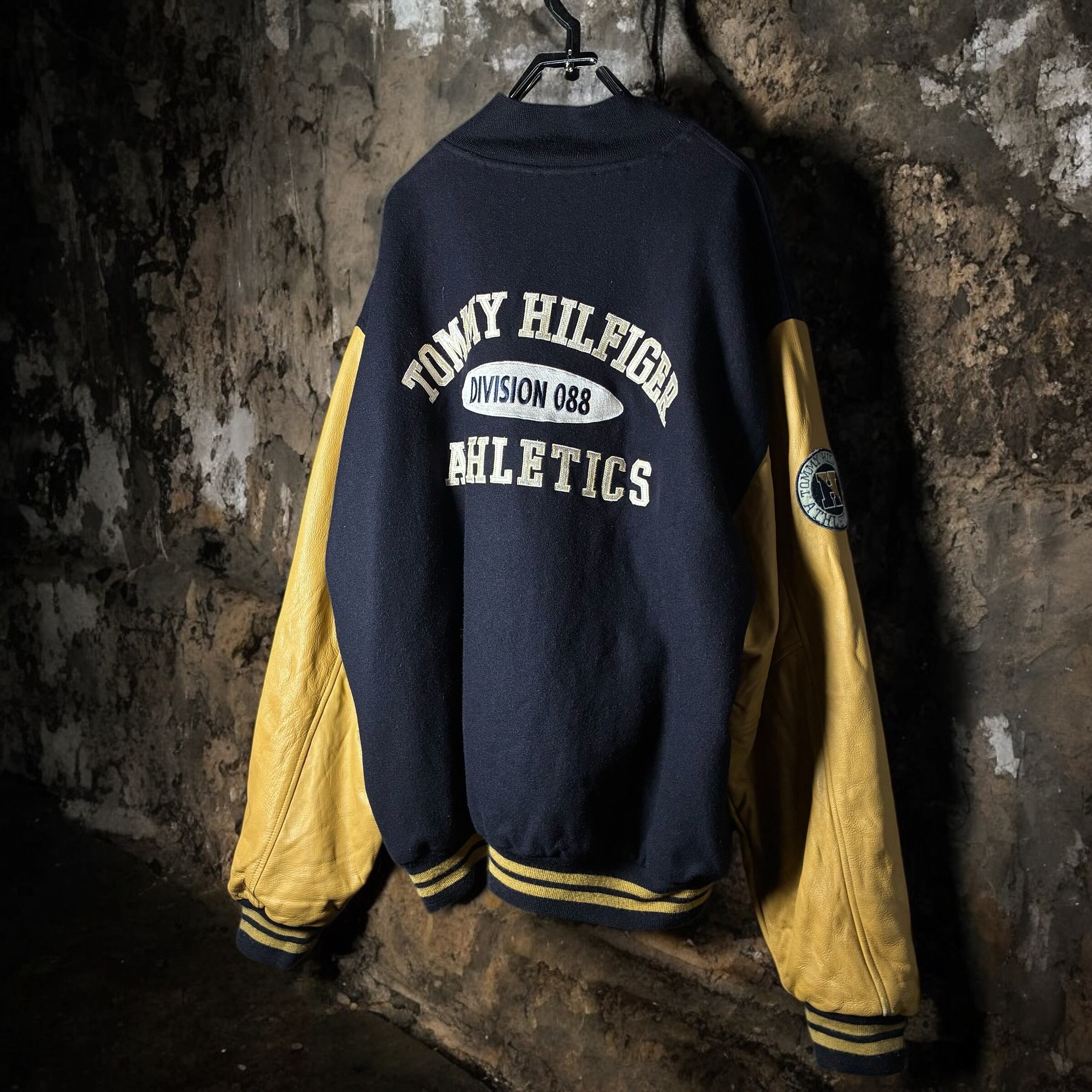 TOMMY HILFIGER スタジャン HILFIGER（トミーヒルフィガー）の「TOMMY