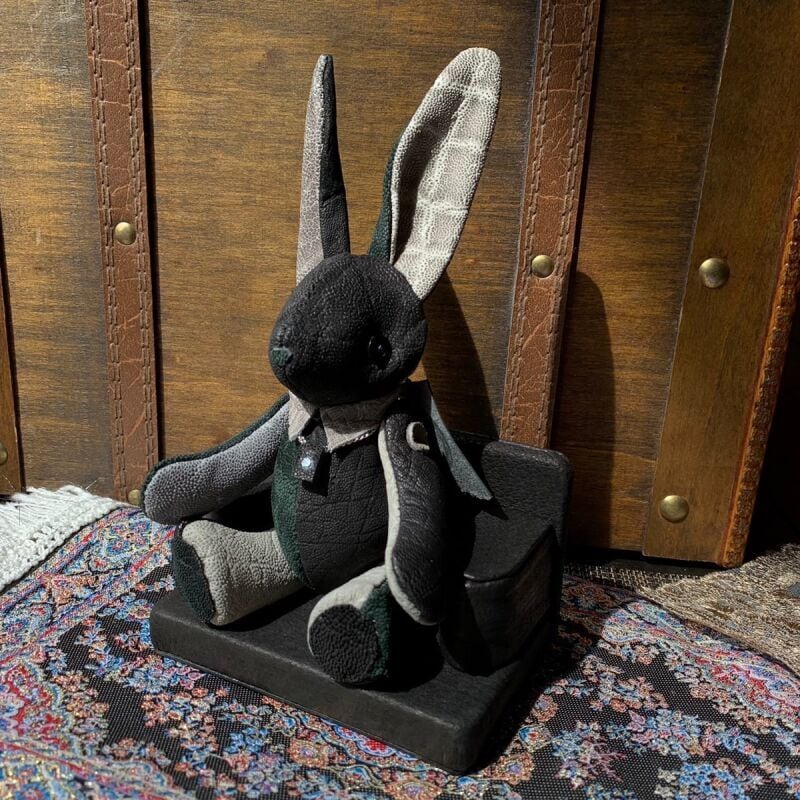 150体目の記念ベルズラビット　ぬいぐるみマイスターが象革で製作した特別バージョンです