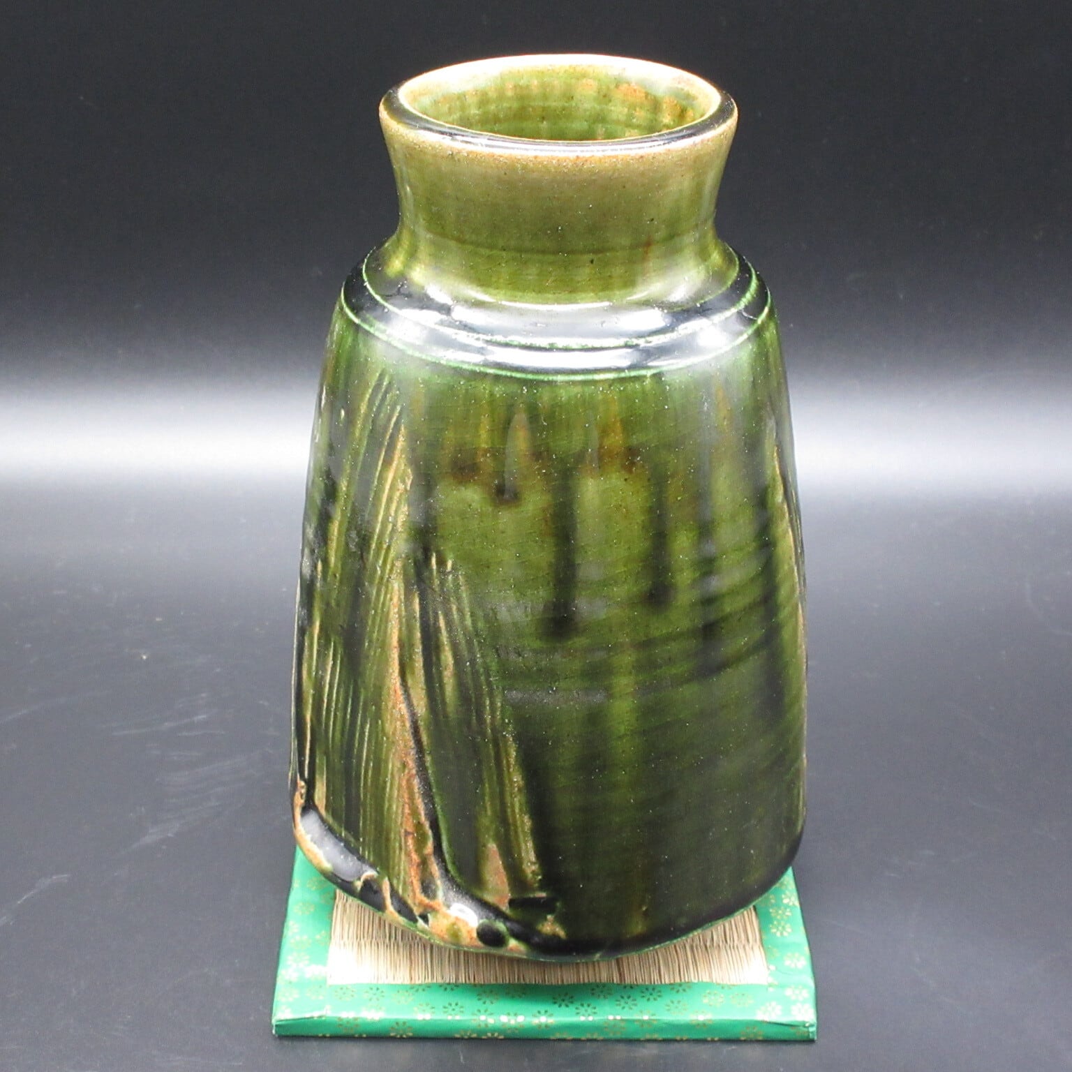 緑釉薬の花入れ　織部　瀬戸織部　美濃焼　陶器　花器