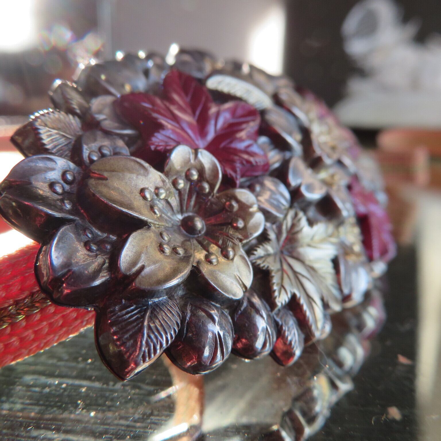 アンティーク　桜楓散らし雲錦の大きな帯留め