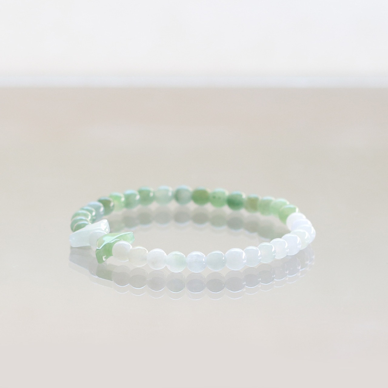 リボンモチーフがポイントのブレスレット！ 翡翠ブレスレット A貨翡翠 jd_br1087