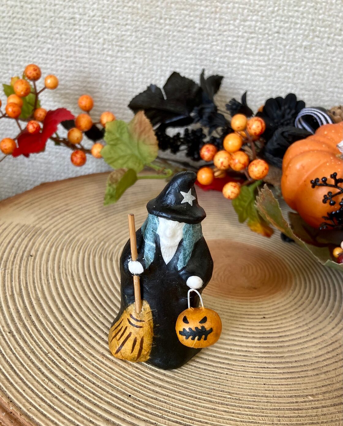 Halloween！ジャックオーランタンを持った黒い森の魔女