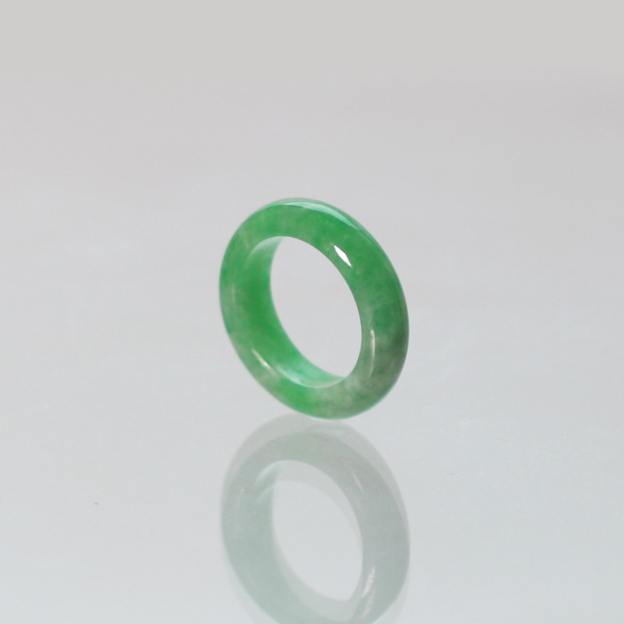 【4号】小さいサイズ　鮮やかなグリーン 翡翠くり抜き甲丸リング A貨翡翠 jd_rg2441
