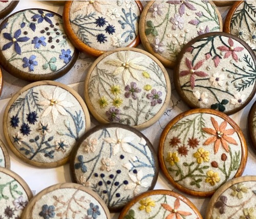 ANDOMIKE　木枠手刺繍ブローチ　30