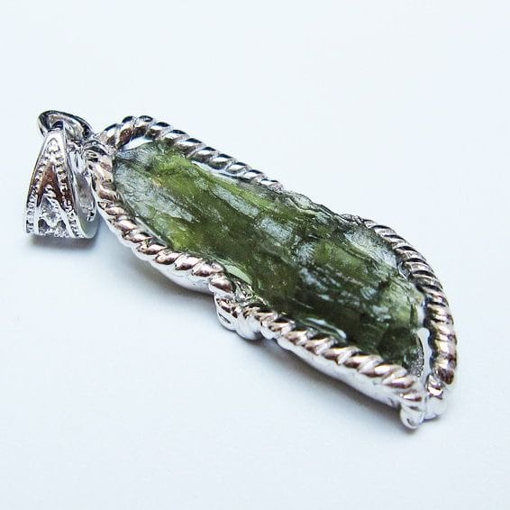 モルダバイト ペンダント モルダウ石 ペンダントトップ 原石 一点物 メール便可 [M便 1/20] 199-548