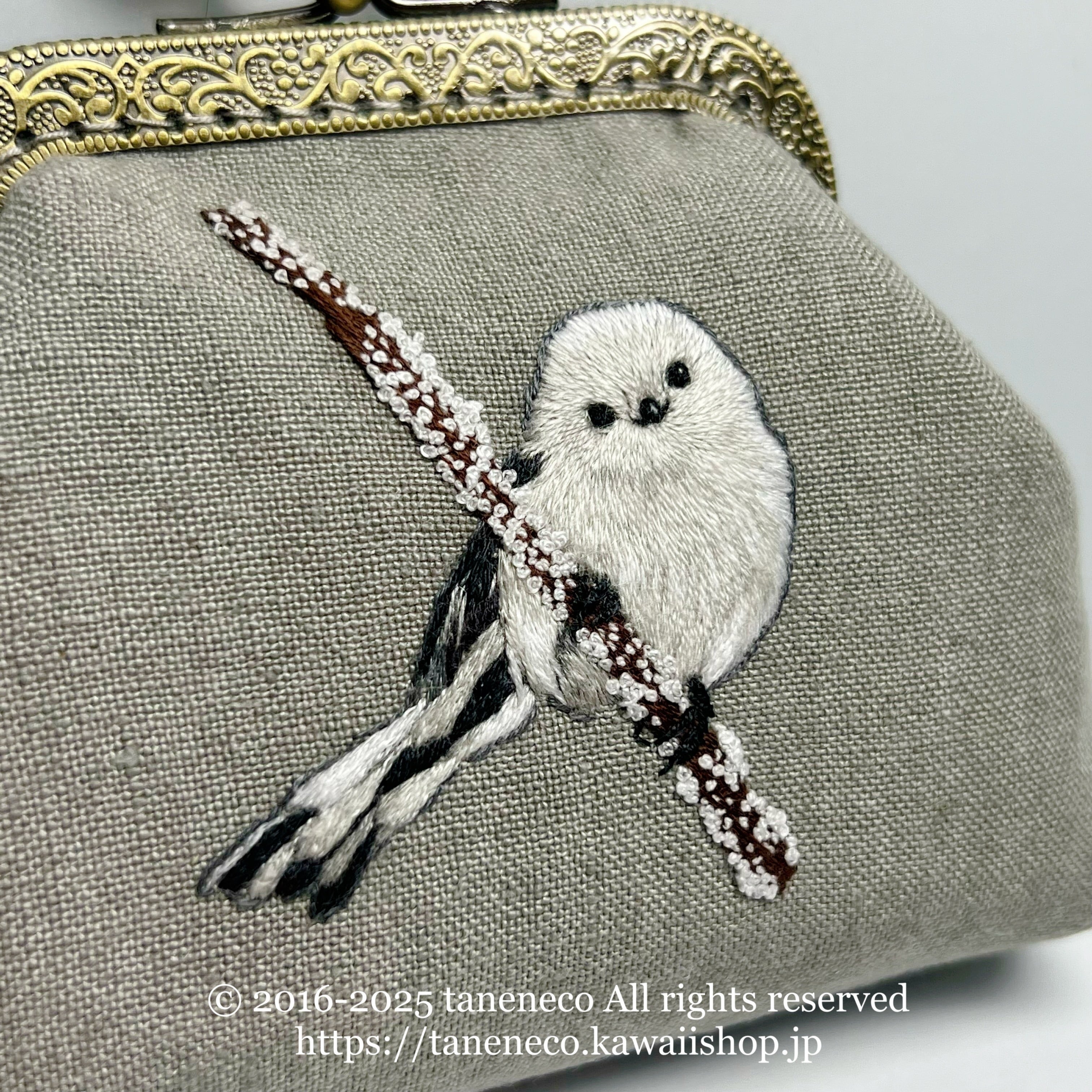 taneneco手刺繍作品『シマエナガさん再来』がま口ポーチ | Taneneco Shop