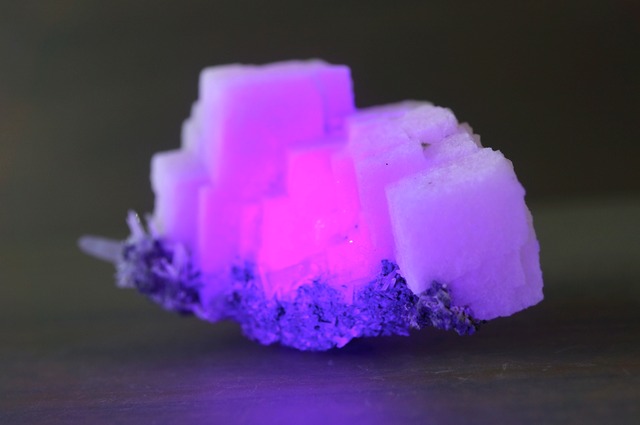 ブルガリア産蛍光カルサイト Fluorescence Calcite / Quartz