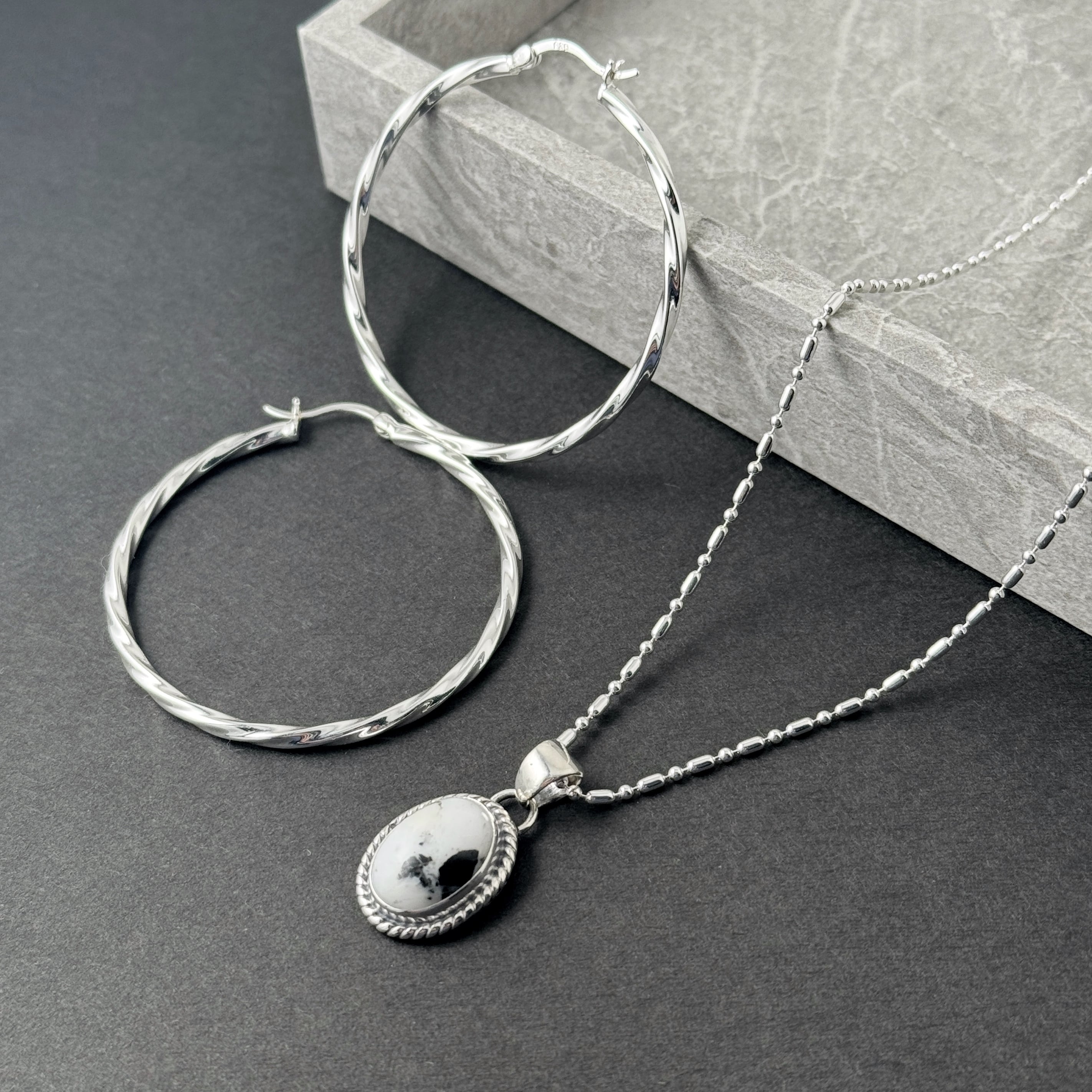 Indian Jewelry 》ホワイトバッファロー ドロップ／オーバル