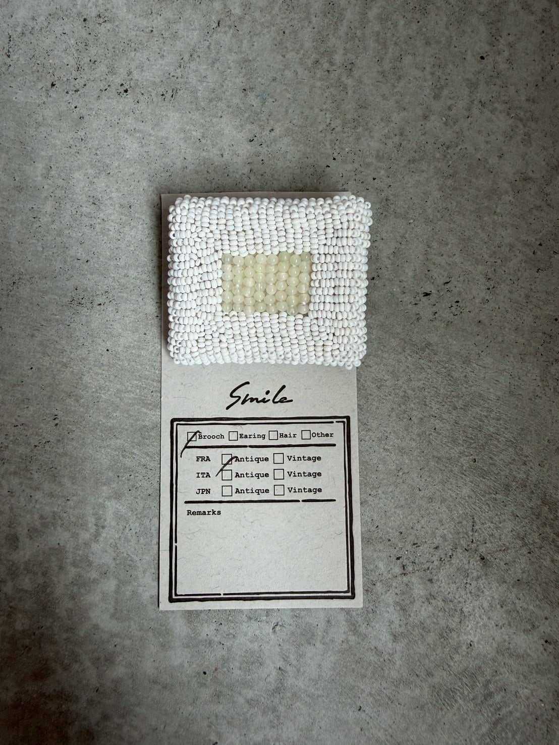 装身具「SmiLe」 №20 antiquebeadsブローチ・丸・四角