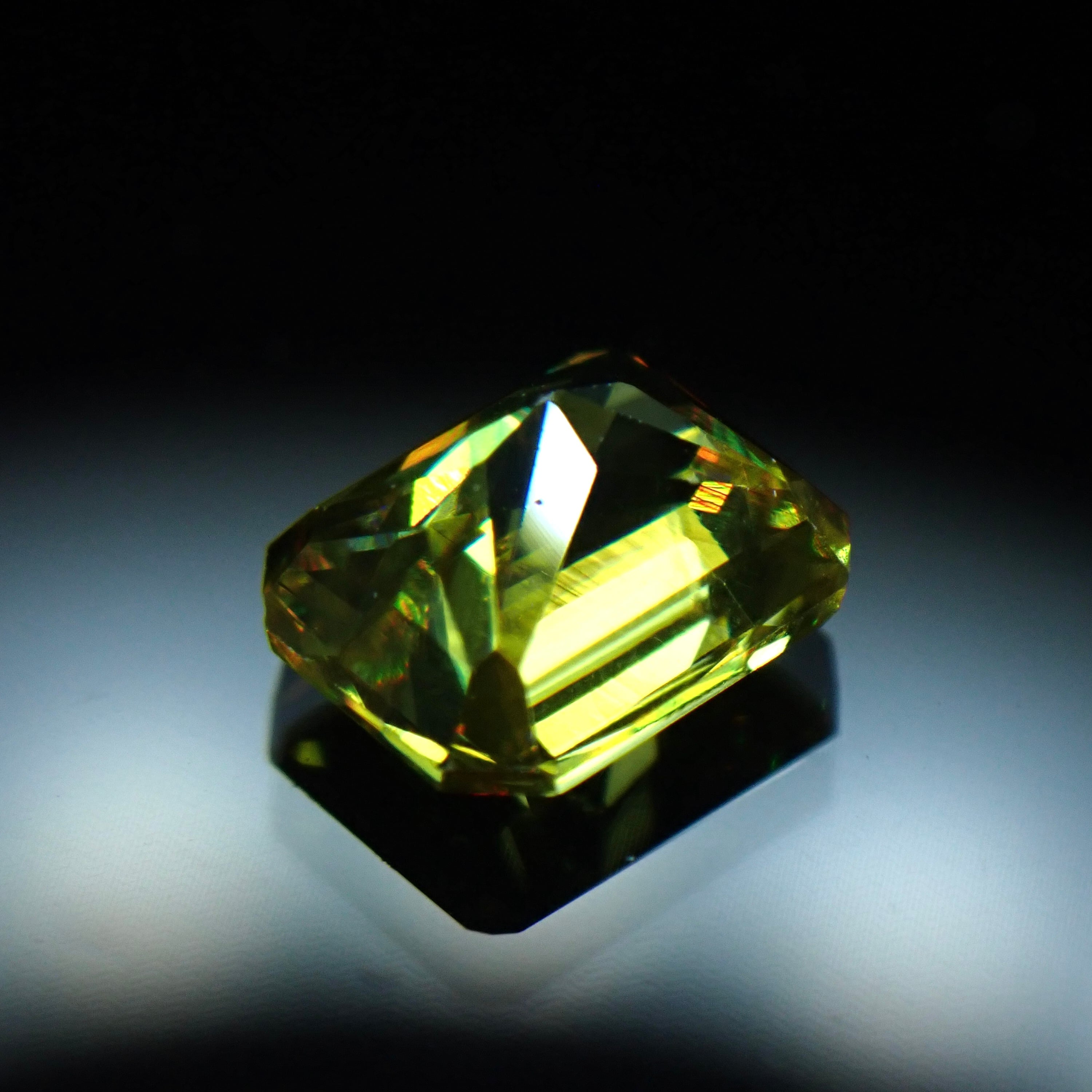 Original Cut】虹色に煌めく夢幻的な輝き0.6ct 天然 スフェーン Original Cut】虹色に煌めく夢幻的な輝き0.6ct 天然 スフェーン