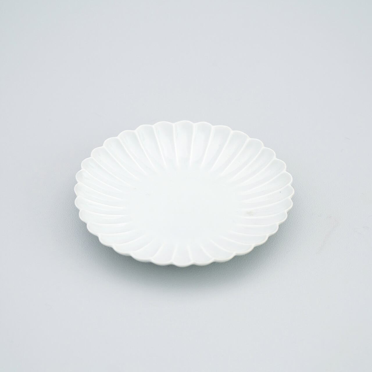 白マット菊彫り 5寸皿 (15cm) | plato 田中陶器店 │ 有田焼・伊万里焼