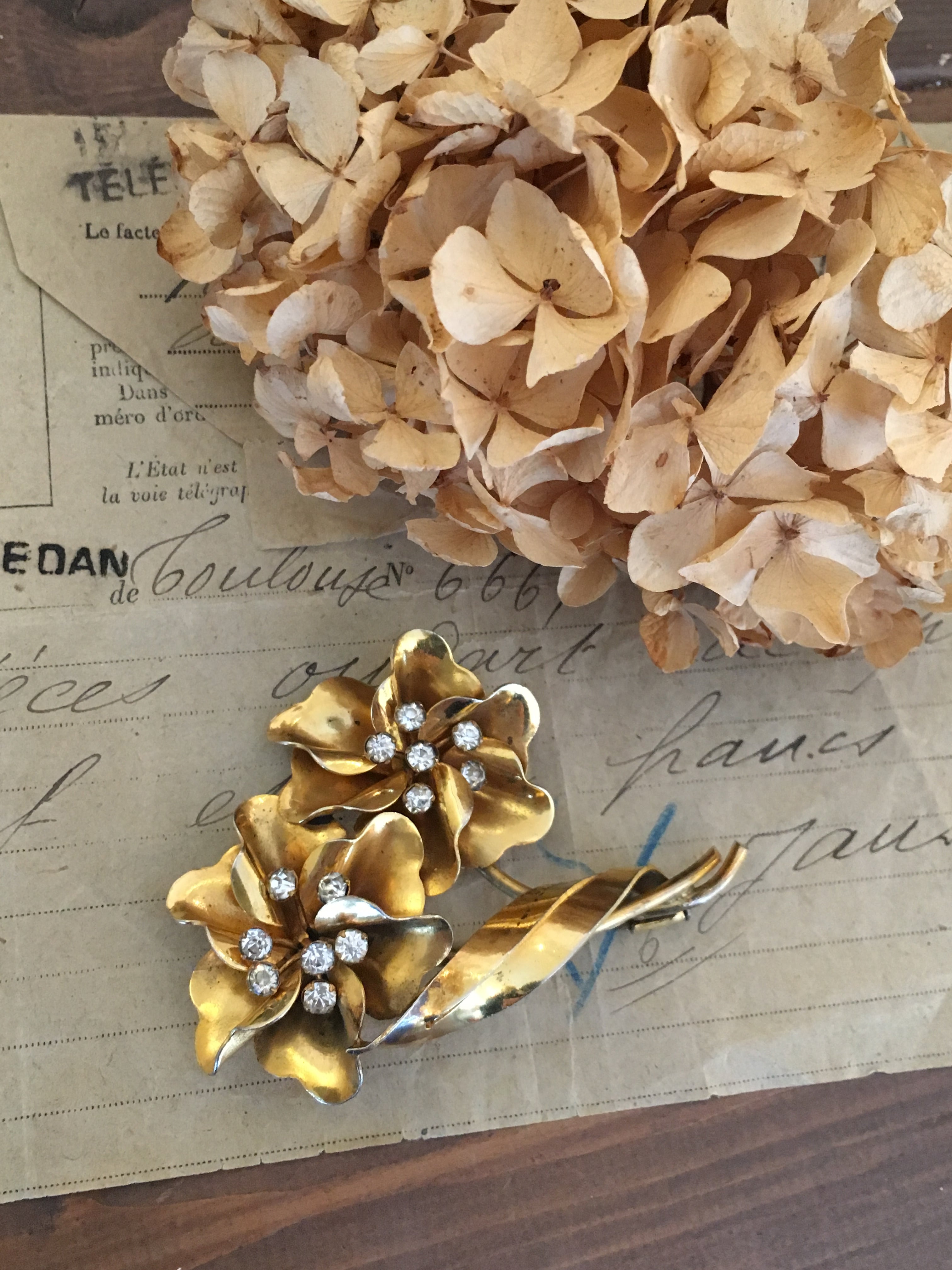 ゴールド 花モチーフのブローチ フランスアンティーク フランス雑貨chouchou