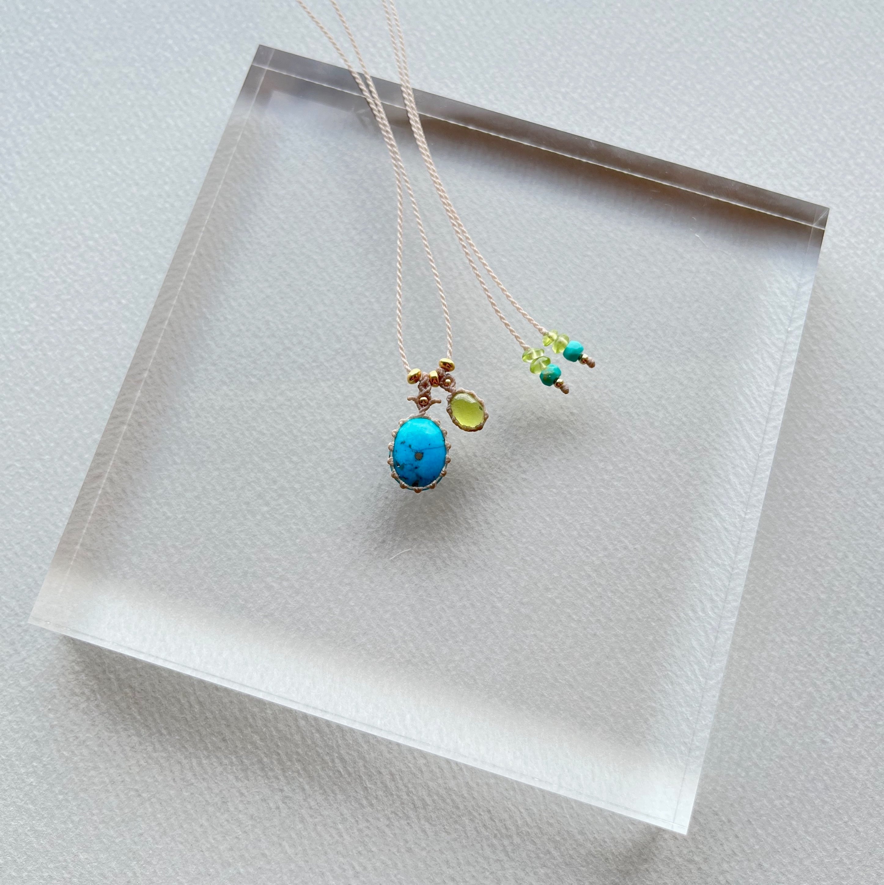 ペルシアンターコイズとペリドットのマクラメ編み 天然石ネックレス