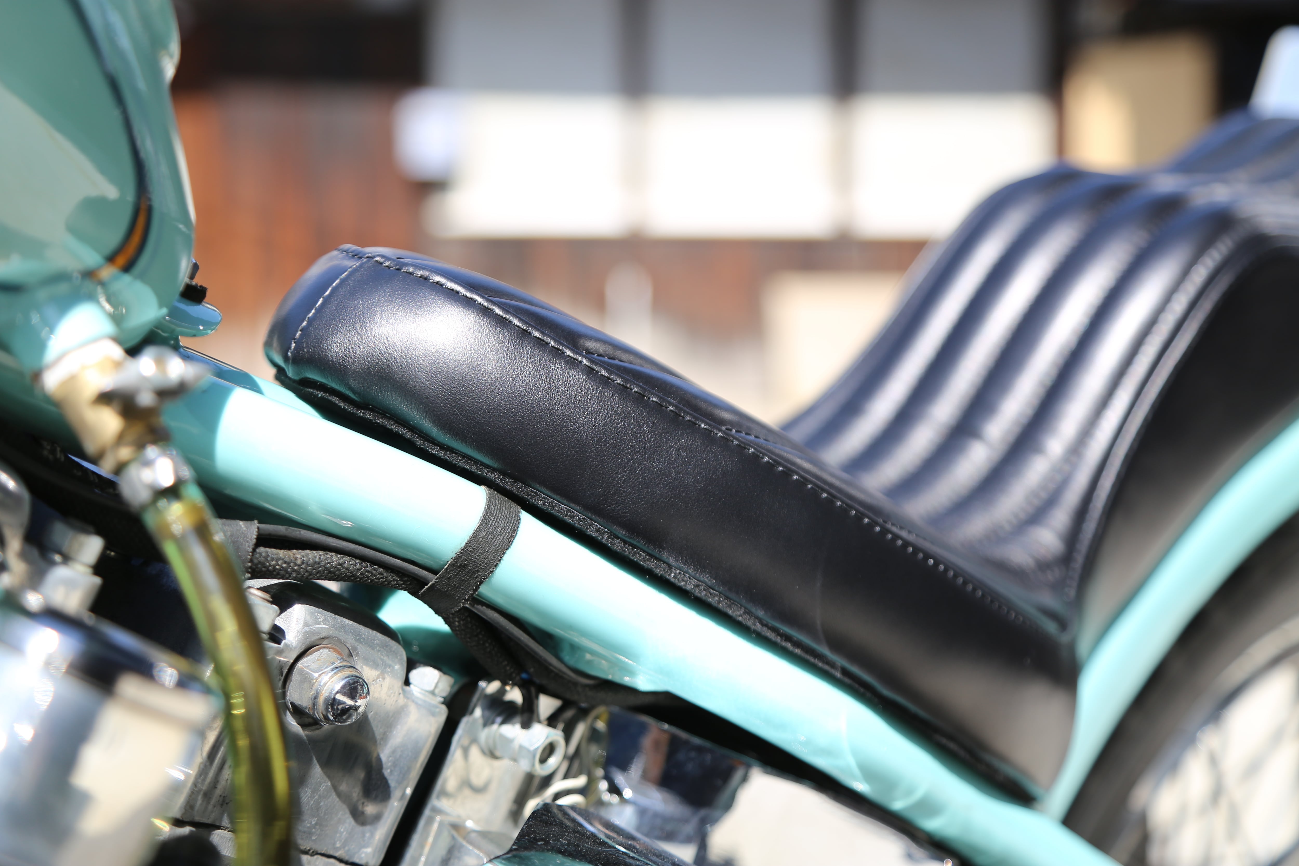 キング＆クイーン シート［縦タック&ロール］本革 (KQ02) | Whale Custom