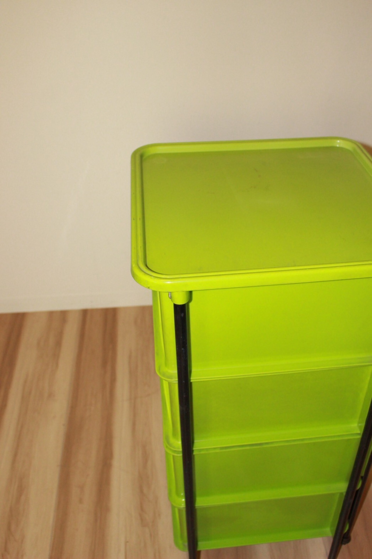 遊び心くすぐる、レトログリーン回転キャビネット