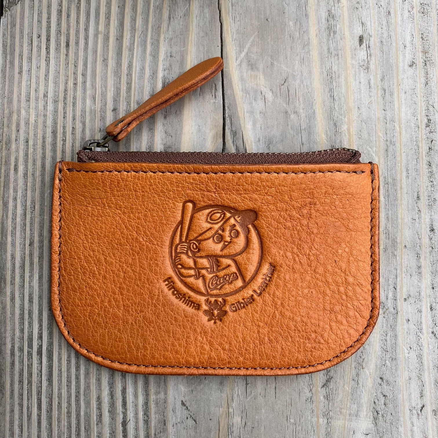 広島東洋カープ×広島ジビエレザー】鹿革ファスナーポーチ｜カープ坊や