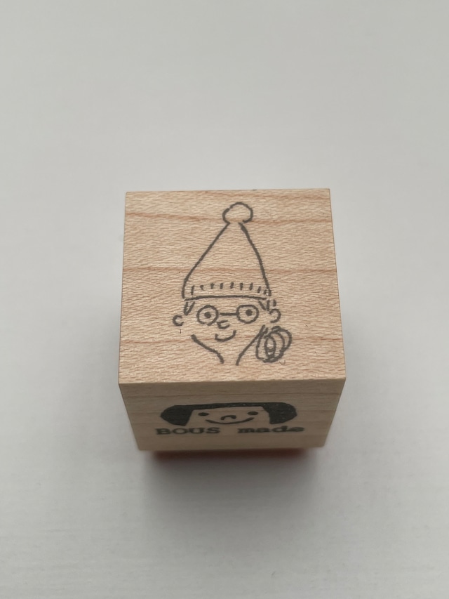 BOUS ニット帽とめがねの子。