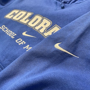 【NIKE】メキシコ製 カレッジ プリント COLORADO スウェット パーカー アーチロゴ スウッシュ 刺繍ロゴ ナイキ S US古着