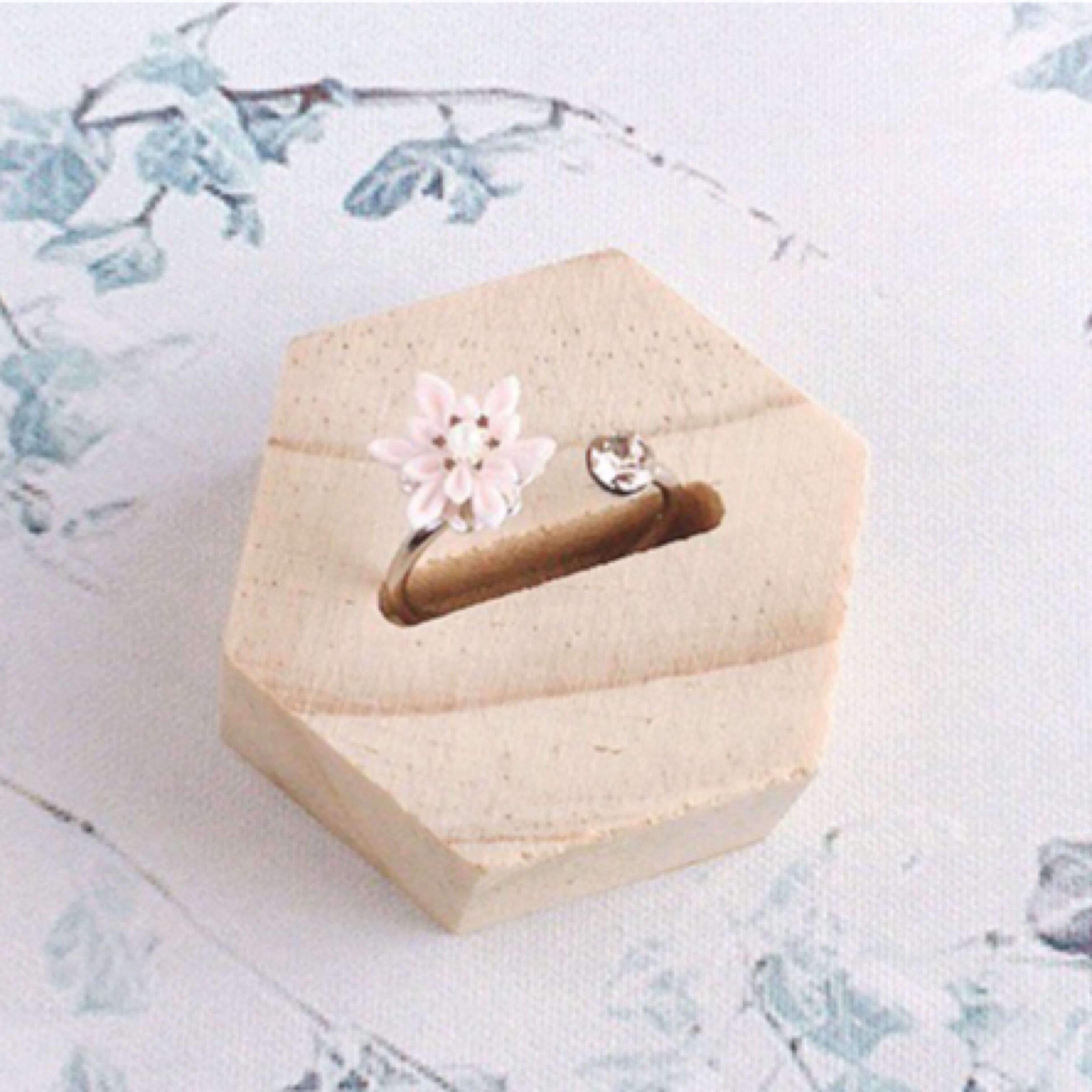 つまみ細工 雪の結晶とルフレのリング 】---指輪/フラワー/誕生日/記念