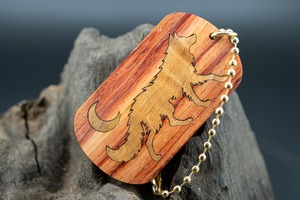 【 木材の女王】チューリップウッド ドッグタグ 象嵌 闊歩