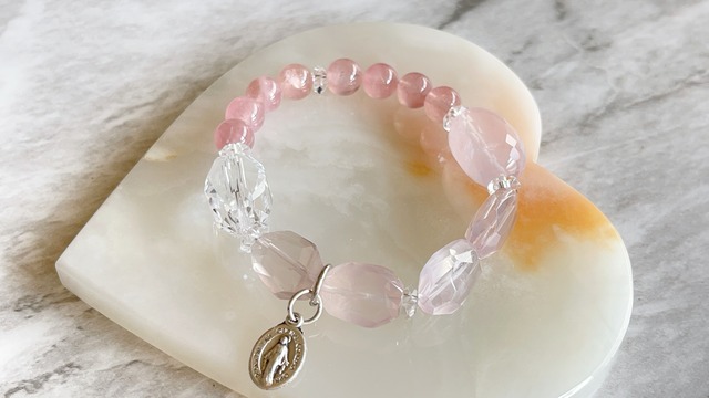 宝石質クリスタルとディープローズクォーツのデザインブレスレット・不思議のメダイ・チャームブレスレット