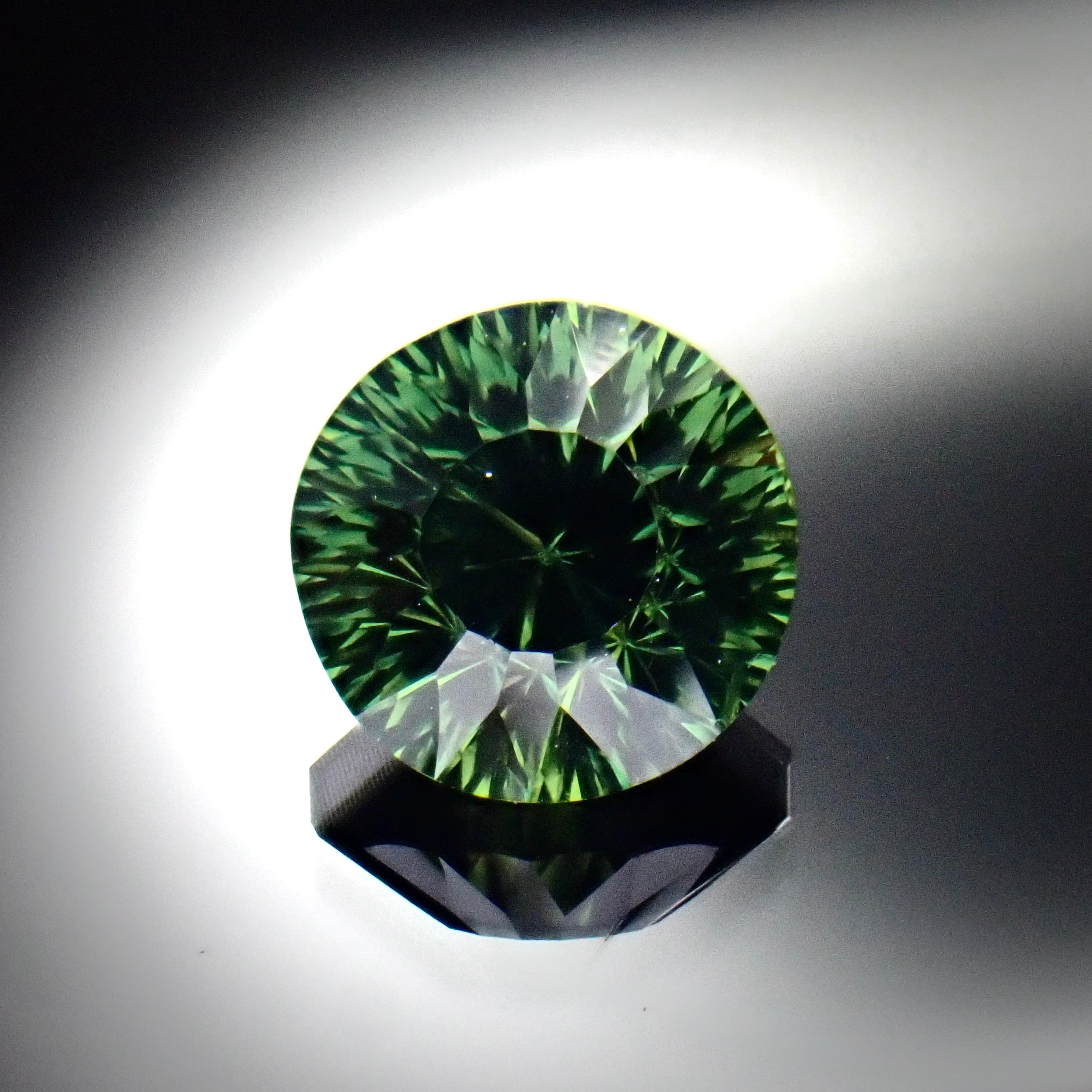 落ち着いた翠に煌くブリリアンス 0.8ct 天然 グリーンサファイア ...