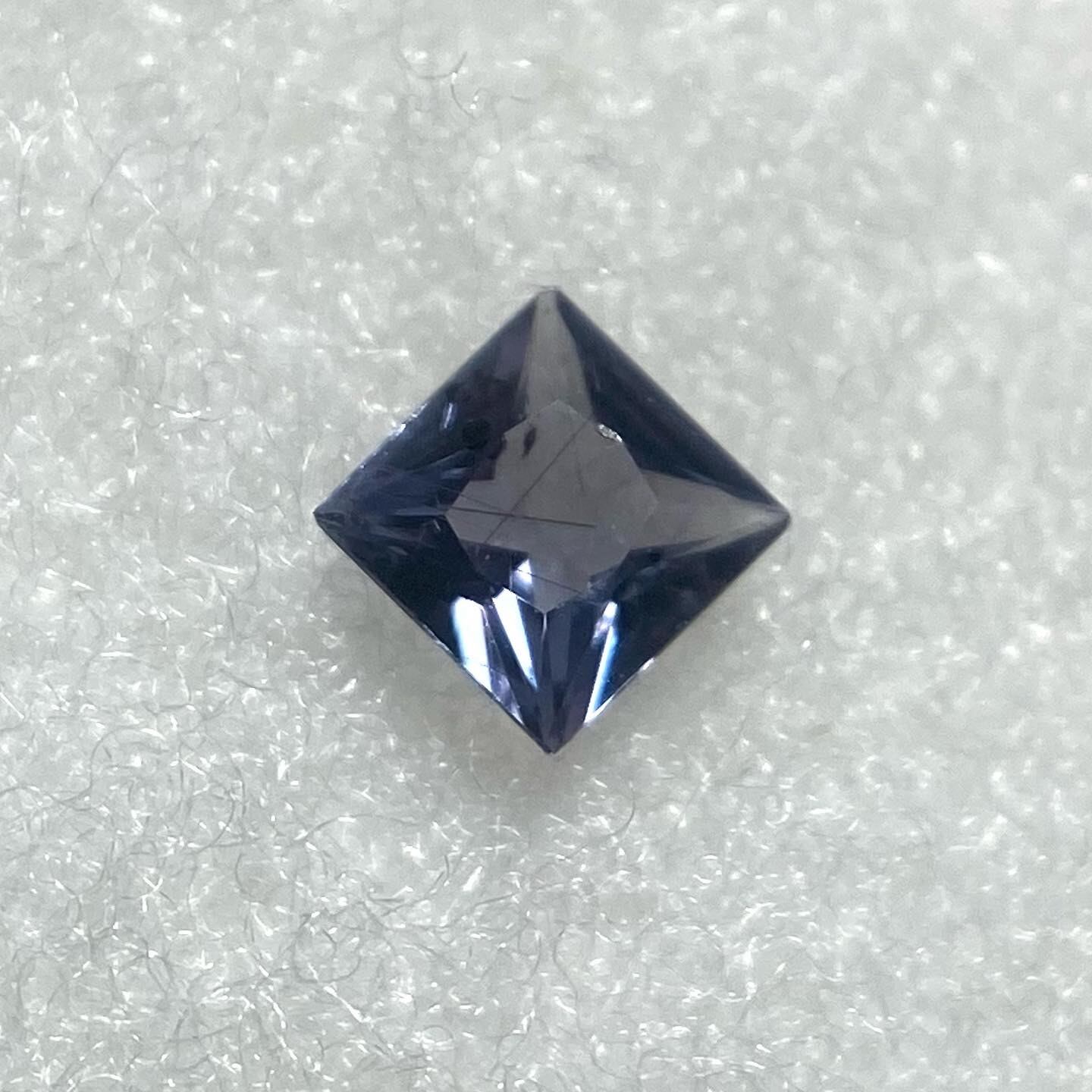 変身する石 ベキリーブルーガーネット2