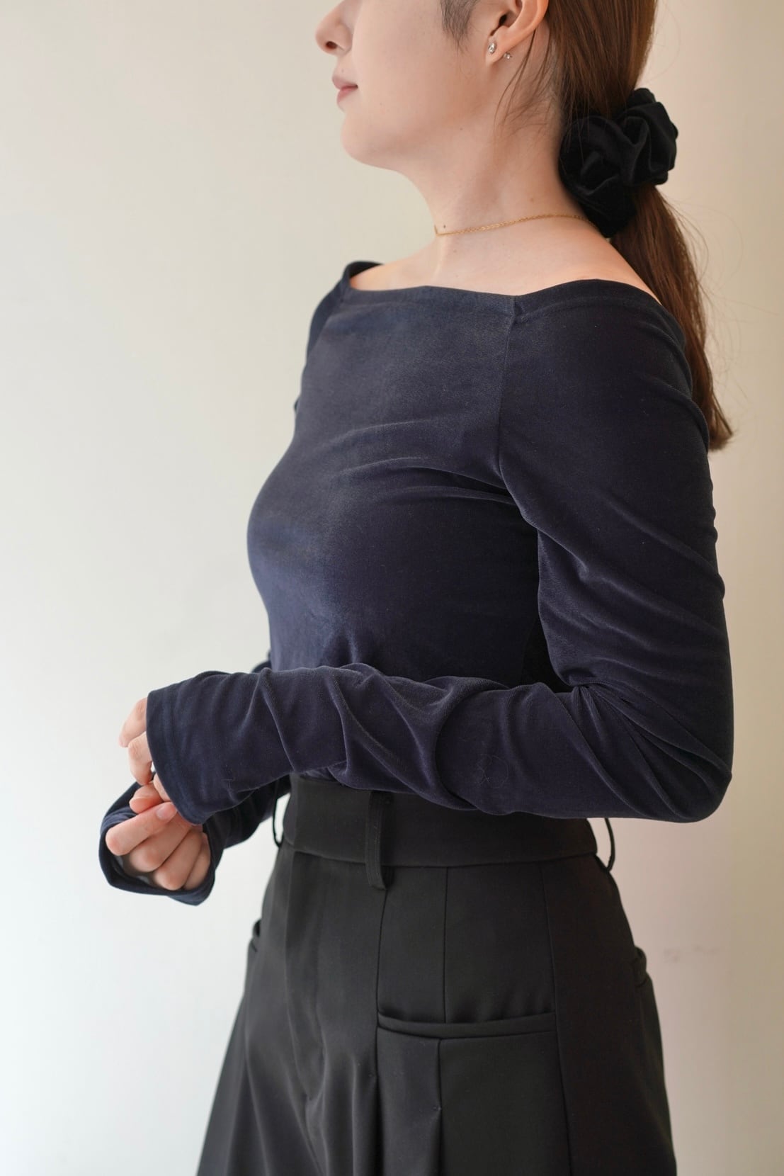 Sheer velours off shoulder cut sew シアーベロアオフショルカットソー Navy