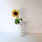 ピンクのふちの花びら花瓶