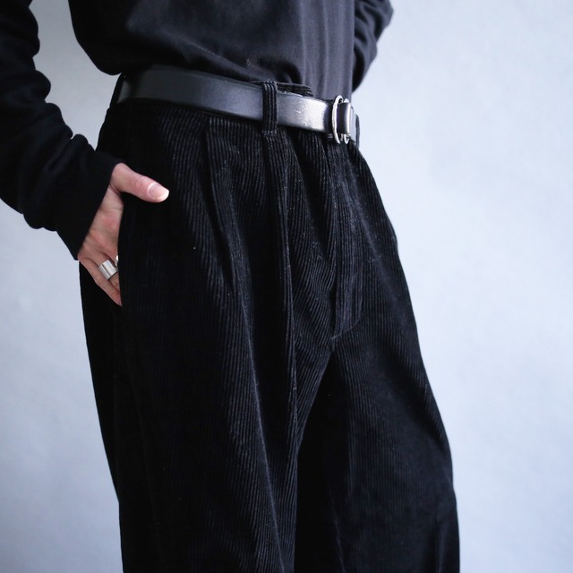 2-tuck tapered silhouette black corduroy super wide pants