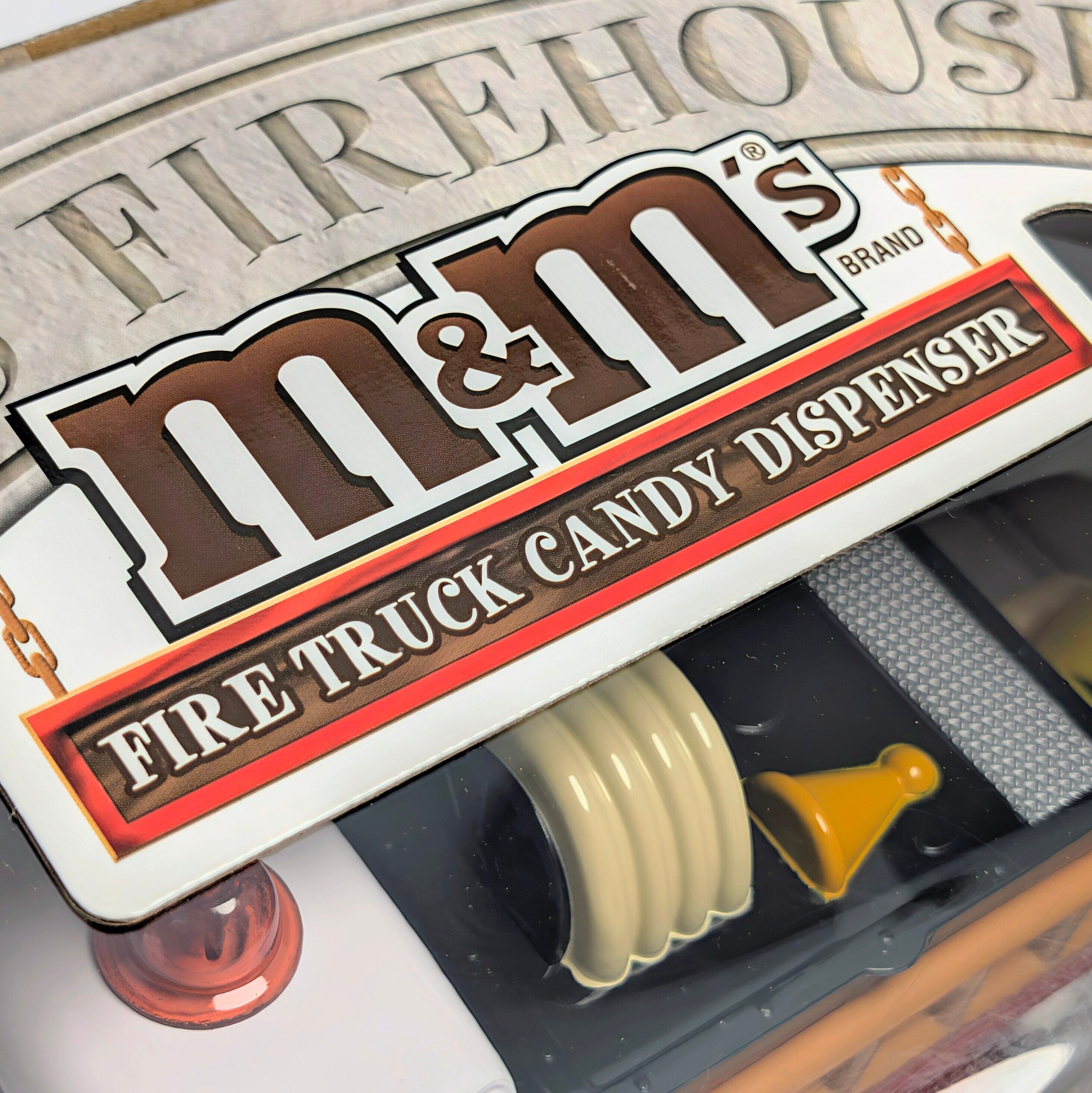 ⚡️SPECIAL LIMITED⚡️☆ DEADSTOCK / VINTAGE 2006☆【 m&m's ( エムアンドエムズ ) 】Red's Firehouse Fire Truck Candy Dispenser(FIVE ALARM FUN)OFFICIAL m&m's Limited Edition Collectible / 消防車 / チョコディスペンサー / キャンディディスペンサー 〚アメリカン雑貨 アメトイ〛