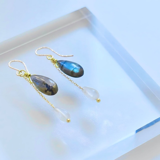 白銀の夜: ホワイトムーンストーン　ラブラドライト　14kgf ピアス　耳飾り　ロングピアス