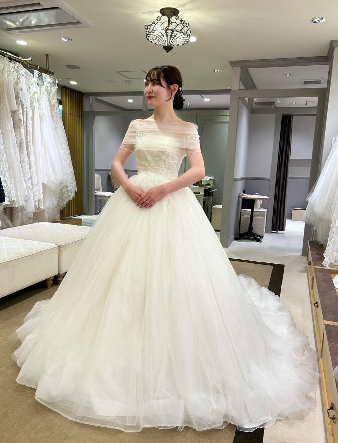 ウエディングドレス 取り外しオフショルダー キラキラ光る刺繍  